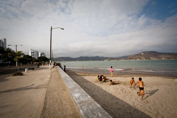 Orang tak dikenal menikmati pantai di kota Bahia de Caraquez, Ekuador — Stok Foto