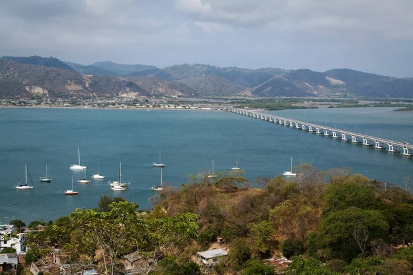 Krásná krajina mostu, který spojuje San Vicente Bahia de Caraquez, Ekvádor — Stock fotografie