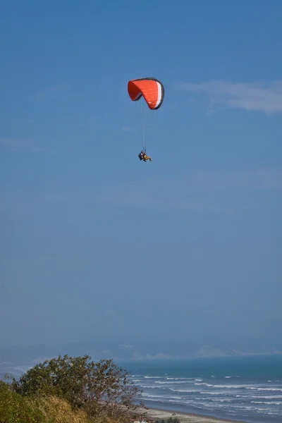 Turistas no identificados parapente sobre la hermosa playa de Canoa —  Fotos de Stock