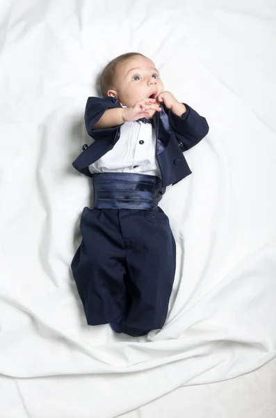나비 넥타이와 우아한 양복을 입고 귀여운 아기 — 스톡 사진