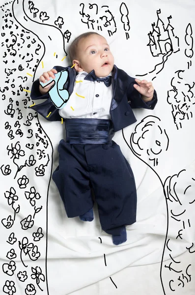 Ładny chłopczyk urządzone jako prince charming Szukam Kopciuszek — Zdjęcie stockowe