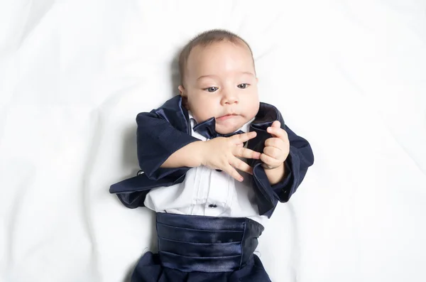 Lindo bebé niño usando un traje elegante con pajarita —  Fotos de Stock