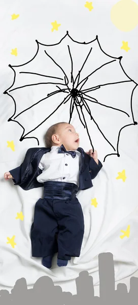 Bonito menino decorado voando com um guarda-chuva — Fotografia de Stock