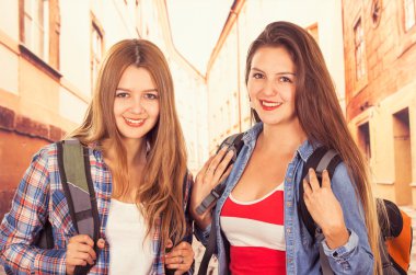 Genç güzel kızları backpacking