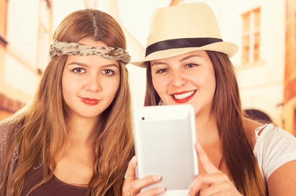 Beautiful young trendy girls using tablet — Stock Photo, Image