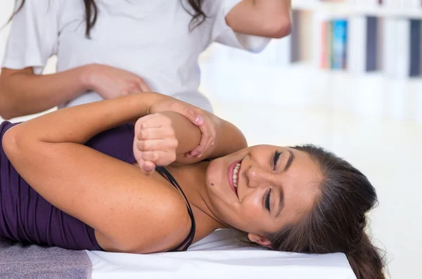 Mujer acostada mientras recibe un concepto de masaje de fisioterapia — Foto de Stock