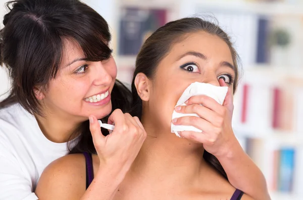 Mujer loca inyectando a chica joven con una jeringa en el cuello — Foto de Stock