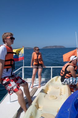 Kimliği belirsiz turist denizde Salango Adası çevresinde bir gezi zevk. Manabi, Ecuador