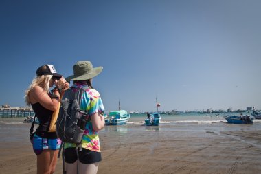Kimliği belirsiz turistler deniz manzarayı bir balık tutma town Beach, Manabi, Ecuador