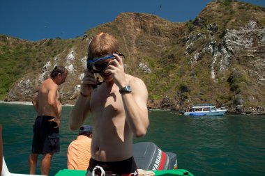 Kimliği belirsiz turistler bir gezi güzel Cennet plaj, Salango Adası dalış zevk. Manabi, Ecuador