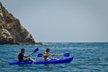 Kimliği belirsiz turistler bir gezi güzel Cennet plaj, Salango Adası Kayak keyfi. Manabi, Ecuador