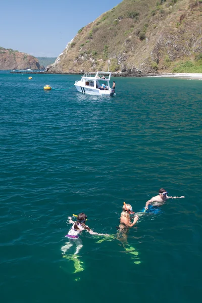 Neidentifikovaný turisty těší celodenní výlet šnorchlování v krásných paradise beach, Salango ostrov. Manabi, Ekvádor — Stock fotografie
