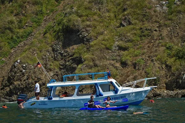 Turisti non identificati che si godono una gita in kayak nella bellissima spiaggia paradisiaca, isola di Salango. Manabi, Ecuador — Foto Stock