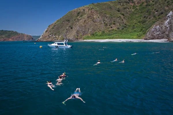 Niezidentyfikowanych turystów korzystających z jednodniowej wycieczki snorkeling w piękny raj plaży, wyspa Salango. Manabi, Ekwador — Zdjęcie stockowe