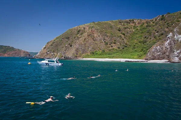 美しい楽園のビーチ、Salango 島でシュノーケ リングの日帰り旅行を楽しむ観光客の正体不明。まなびエクアドル — ストック写真