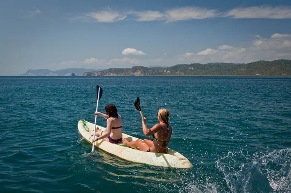 Unidentified tourists enjoying a daytrip kayaking in beautiful paradise beach, Salango island. Manabi, Ecuador — Stock Photo, Image