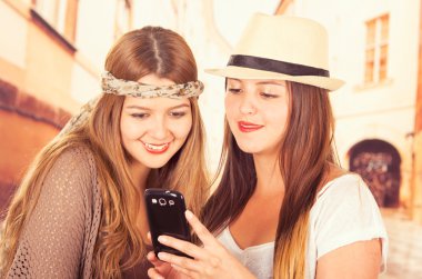 Sevimli genç moda kız cep telefonu kullanarak