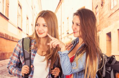 Genç güzel kızları backpacking