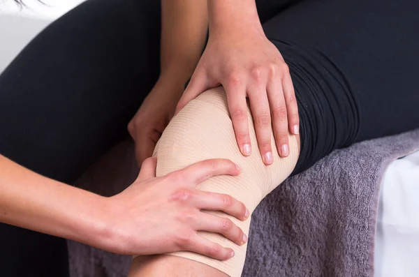 Fizyoterapi bacak masaj kavramı alınırken yatan kadın — Stok fotoğraf