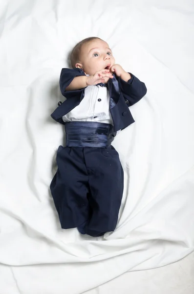 Lindo bebé niño usando un traje elegante con pajarita — Foto de Stock