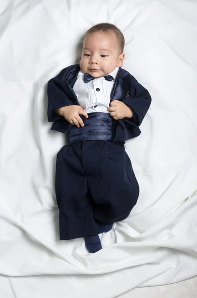 Lindo bebé niño usando un traje elegante con pajarita — Foto de Stock