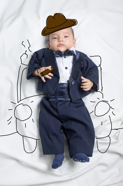Симпатичный мальчик, украшенный сигарой — стоковое фото