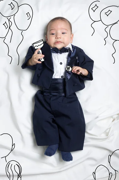 Lindo bebé niño decorado cantando en una fiesta — Foto de Stock