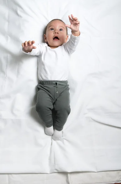 Bonito menino deitado em um cobertor — Fotografia de Stock