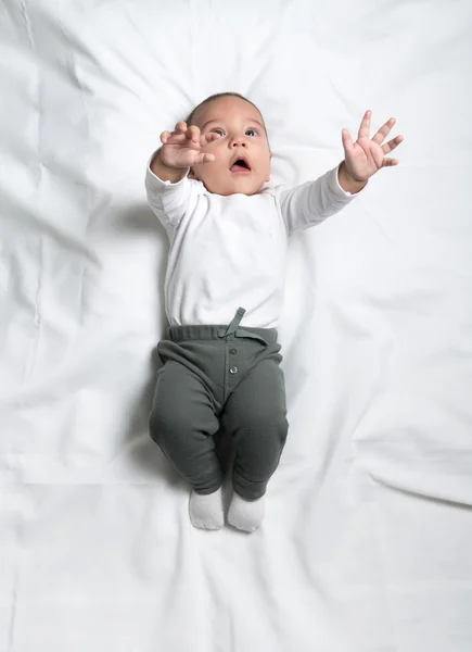 Niedlicher kleiner Junge liegt auf einer Decke — Stockfoto