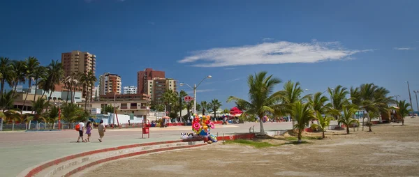 Piękna panorama esplanade w turystyczne Murcielago beach, Manabi, Ekwador — Zdjęcie stockowe