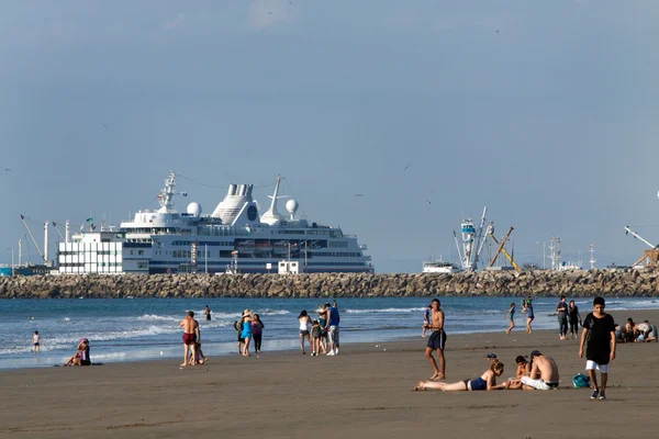 Piękny krajobraz Manta plaży luksusowy rejs w tle, Ekwador — Zdjęcie stockowe