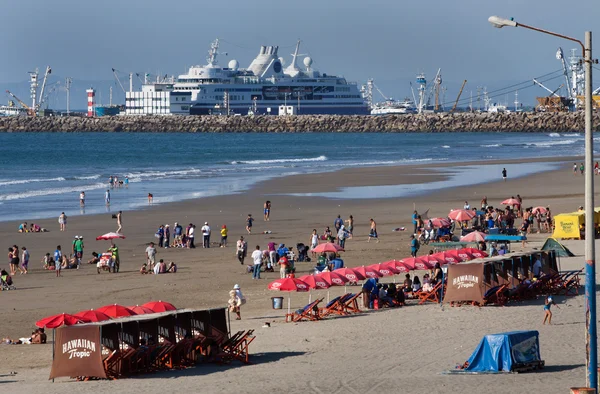 Piękny krajobraz Manta plaży luksusowy rejs w tle, Ekwador — Zdjęcie stockowe