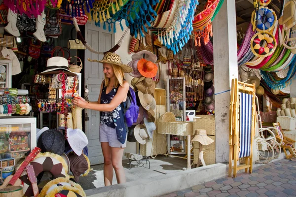 Turista femenina feliz no identificada en un mercado artesanal, Montecristi, Ecuador — Foto de Stock
