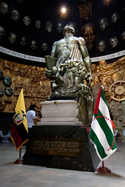 Mausoleum und Skulptur des eloy alfaro in montecristi, ecuador — Stockfoto