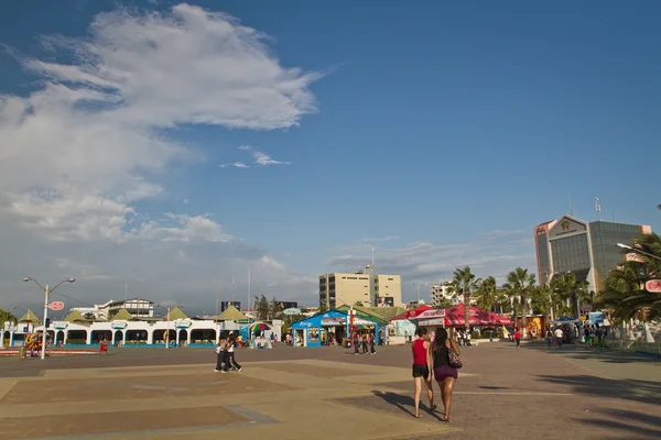 Beautiful view of Murcielago beach esplanade in Manta, ecuadorian coastal city, — Stock Photo, Image