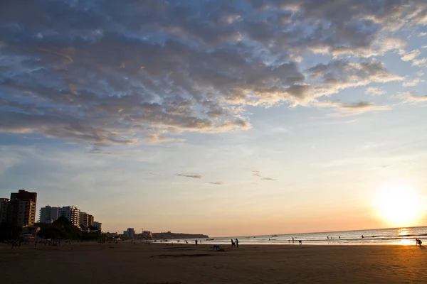 Hermosa vista de la playa de Murcielago en Manta, ciudad costera ecuatoriana , —  Fotos de Stock