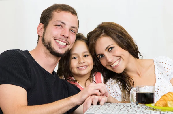 Dulce familia pequeña de tres sonrientes a la cámara — Foto de Stock