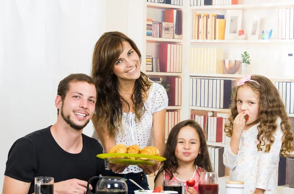 Retrato de familia feliz desayunando — Foto de Stock