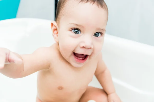 Aranyos kisfiú a fürdőkádban — Stock Fotó