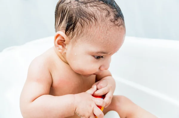 Niño juguetón tomando un baño —  Fotos de Stock