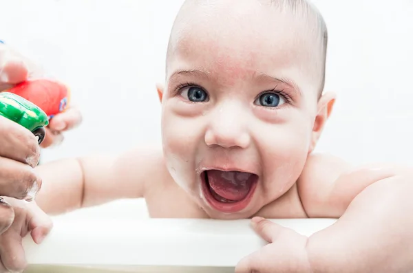 Joyeux bébé garçon dans la baignoire — Photo