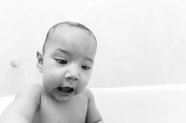 Netter kleiner Junge in der Badewanne — Stockfoto