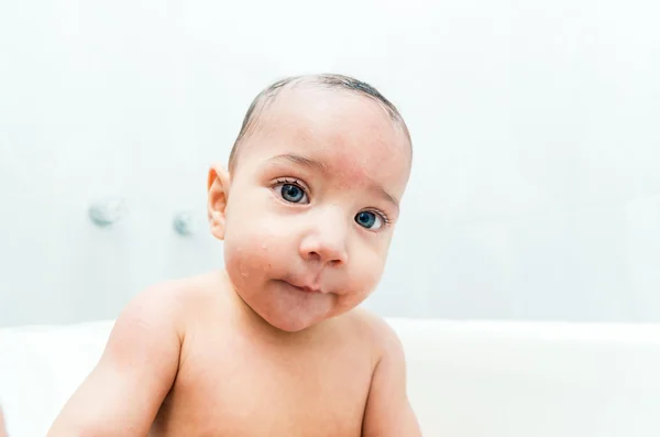 Netter kleiner Junge in der Badewanne — Stockfoto