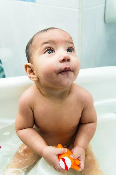 Netter kleiner Junge in der Badewanne Stockbild