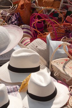Hasır şapka ve renkli dikili çanta bir plaj pazarda Pedernales, Ecuador
