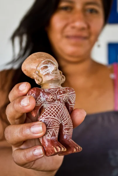 Unidentified woman holding ceramic figurine in Agua Blanca Museum, Machalilla National Park, Ecuador — Stock Photo, Image