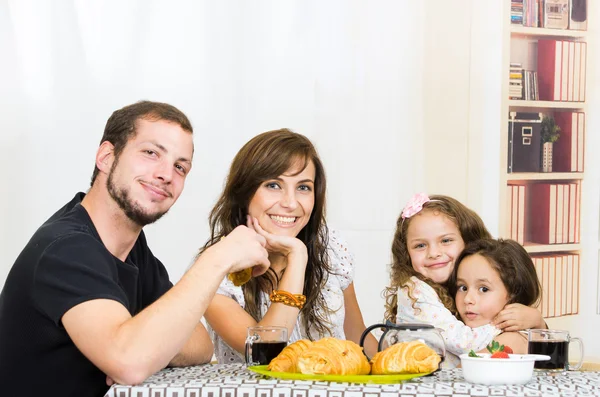 Hermosa familia feliz joven comiendo comida — Foto de Stock