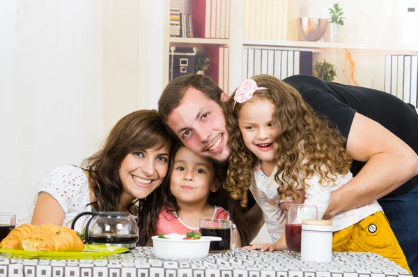 Портрет привлекательной счастливой семьи с двумя девочками — стоковое фото