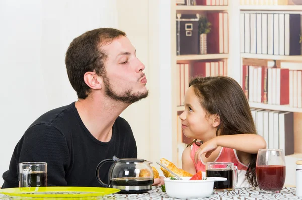 Divertido padre cariñoso desayunando con hija pequeña — Foto de Stock