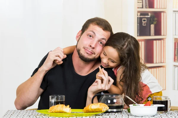 Fun loving dad having breakfast with small daughter — Stock Photo, Image